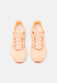 New Balance FRESH FOAM 680 - Chaussures de running sur route - orange