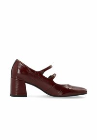 Zapatos de charol burdeos con punta afilada y dos correas ajustables. Tacón ancho y detalle de superficie texturizada.