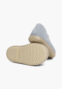 Sinised nahast espadrillid, millel on kudumise jute tallad ja mustrilised kummipõhjad. Omavad pehmet tekstuuri ja lihtsat disaini igapäevaseks kandmiseks.