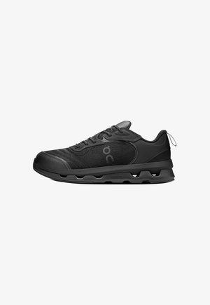 Zapatillas deportivas negras con un upper texturizado, diseño de cordones, cuello acolchado y una suela gruesa y acolchada que presenta secciones recortadas.
