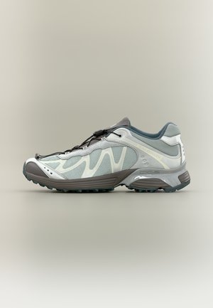 XT WHISPER UNISEX - Sneakers laag - footwear silver-coloured/ice flow/dark gull gray