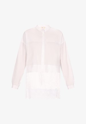 Weiße Bluse mit hohem Kragen, langen Ärmeln und durchgehender Knopfleiste. Verfügt über ein Spitzeneinsatz am unteren Rand und ein glattes, leichtes Material.