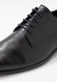 Pier One Derbies & Richelieus - black