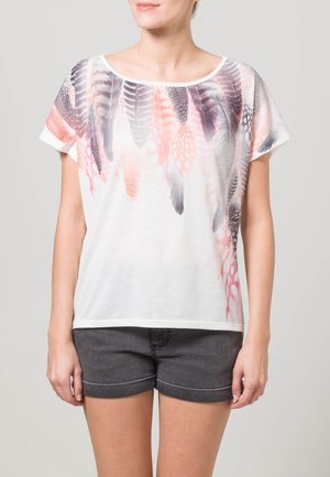 T-shirt blanc à manches courtes avec un imprimé de plumes colorées en rose, noir et gris. Tissu doux avec une coupe décontractée et un col rond.