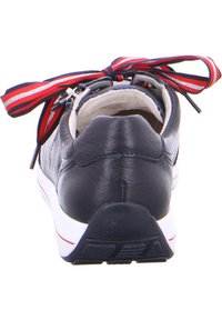 Marineblaue Leder-Sneaker mit strukturierter Oberfläche, weißer Sohle und rot gestreiften Schnürsenkeln. Verfügt über ein Schlaufen-Detail auf der Rückseite.