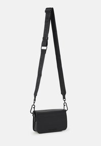 Borsa a tracolla nera realizzata in materiale testurizzato, caratterizzata da una forma rettangolare, cinturino regolabile e dettagli con logo sul cinturino.