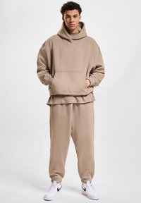 DEF HERREN - Sweat à capuche - brown washed