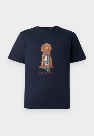 Camiseta de algodón azul marino con una gráfica de un perro sentado que lleva una bufanda estampada; "HACKETT" impreso debajo del diseño en rojo.