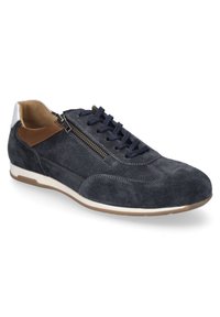 Baskets en daim gris avec un accent au talon blanc, des lacets navy et une fermeture éclair sur le côté ; elles présentent un bout lisse et une semelle en caoutchouc.