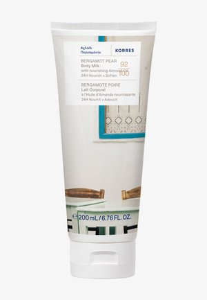 Bergamot-Pflaumen-Bodymilch in einer sanften matten Tube; weiß mit hellgrünen und blauen Akzenten. Das vordere Etikett zeigt Text und feuchtigkeitsspendende Details.