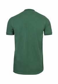 Polo verde de manga corta hecho de algodón suave, con un diseño clásico que presenta un cuello acanalado y un dobladillo limpio, sin patrones visibles.
