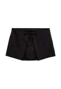 Mini falda negra de estilo envolvente con detalle de plisado frontal y un pequeño lazo atado en la cintura.