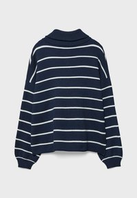 Marineblauer gestreifter Pullover mit weißen horizontalen Streifen, ausgestattet mit hohem Kragen, weiten Ärmeln und einer lockeren, verkürzten Passform.