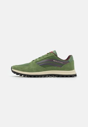 Baskets en daim et tissu vert avec semelle crème, semelle extérieure noire et détail à rayures multicolores avec le logo PS Paul Smith sur le côté.
