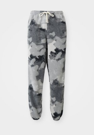 Pantaloni jogger din fleece, de culoare gri, cu un model de camuflaj. Talie elastică cu șnur reglabil. Picioare tapered și tivuri mansetate.