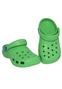 Groene klompen van lichtgewicht plastic, met ventilatiegaten, een achterband en een gestructureerde zool. Blauwe accenten op de band.