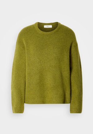 Olivegrüner Strickpullover mit langen Ärmeln, gerippten Bündchen, Saum und Rundhalsausschnitt auf weißem Hintergrund.
