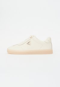 Krämfärgad lädersneaker med rund tå, platt sula, ton-i-ton sömmar, snörning och en logotypdetalj på sidan.