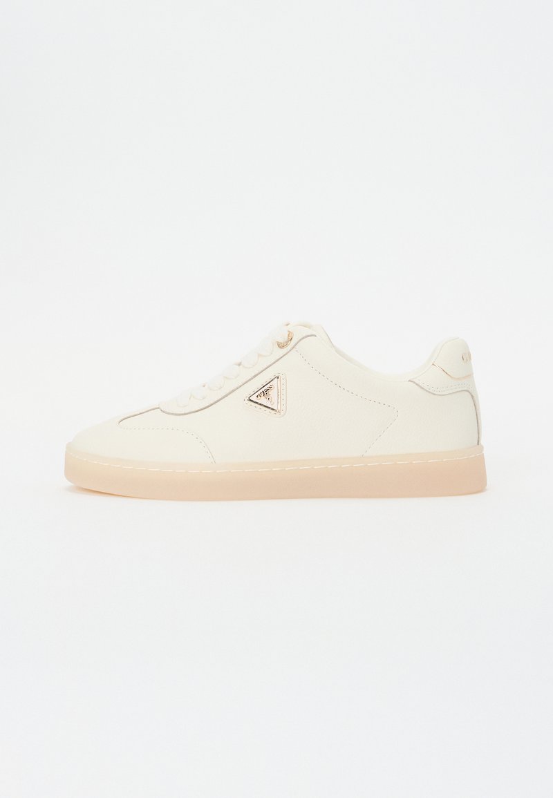 Krämfärgad lädersneaker med rund tå, platt sula, ton-i-ton sömmar, snörning och en logotypdetalj på sidan.