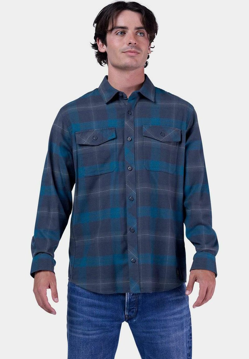 Camisa de cuadros de manga larga en gris oscuro con acentos en verde azulado, que cuenta con un frente abotonado, dos bolsillos en el pecho y un cuello estándar.