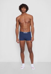 Mørkeblå Levi's boxershorts med en kontrasterende hvit midjebånd, som har en komfortabel passform og glatt tekstur. Hvite sokker med logo-detaljer.