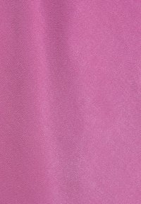 Magenta Textil mit glatter, leicht glänzender Textur; verfügt über ein dezentes diagonales Webmuster, geeignet für verschiedene Stoffanwendungen.