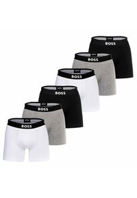 Sex par boxer shorts i svart, vitt och grått. Varje par har en svart midja med "BOSS"-logotyp. Materialet är i bomull med en mjuk yta.