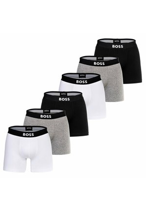 Sechs Paar Boxershorts in Schwarz, Weiß und Grau. Jede mit einem schwarzen Bund und dem "BOSS"-Logo. Aus Baumwollmaterial mit glatter Textur.