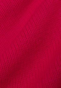 Fuchsia-farbenes Textil mit einer strukturierten Oberfläche und geripptem Muster, das horizontale Linien und eine weiche Webart zeigt. Die Farbe ist lebhaft und gleichmäßig.