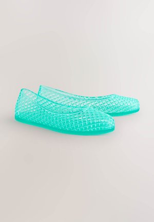 Prosojni turkizni čevlji z diamantnim mrežastim vzorcem, izdelani iz upogljivega materiala, z zaobljenim prstom in nizkim profilom.