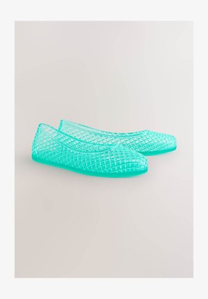 Transparante teal platte schoenen met een diamantvormig rasterpatroon, gemaakt van flexibel materiaal, met een afgeronde neus en een laag profiel ontwerp.