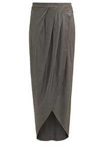 Metallic grå kjol vid midjan med draperad design och överlappande tygpaneler samt en sidofåra för rörelse. Slät textur.