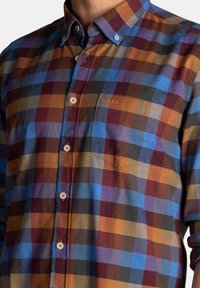 Geruite shirt in blauw, bruin en mosterdkleuren, met een button-down kraag, borstzak en geborduurd merklogo op de zak.