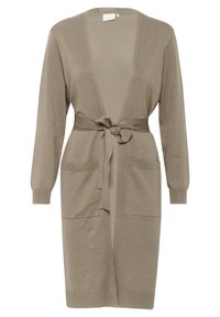 Cardigan lungo in maglia taupe con maniche lunghe, tasche a pattina frontali e cintura annodata in vita.