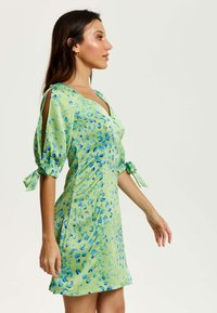Liquorish ANIMAL PRINT MINI  - Day dress - green