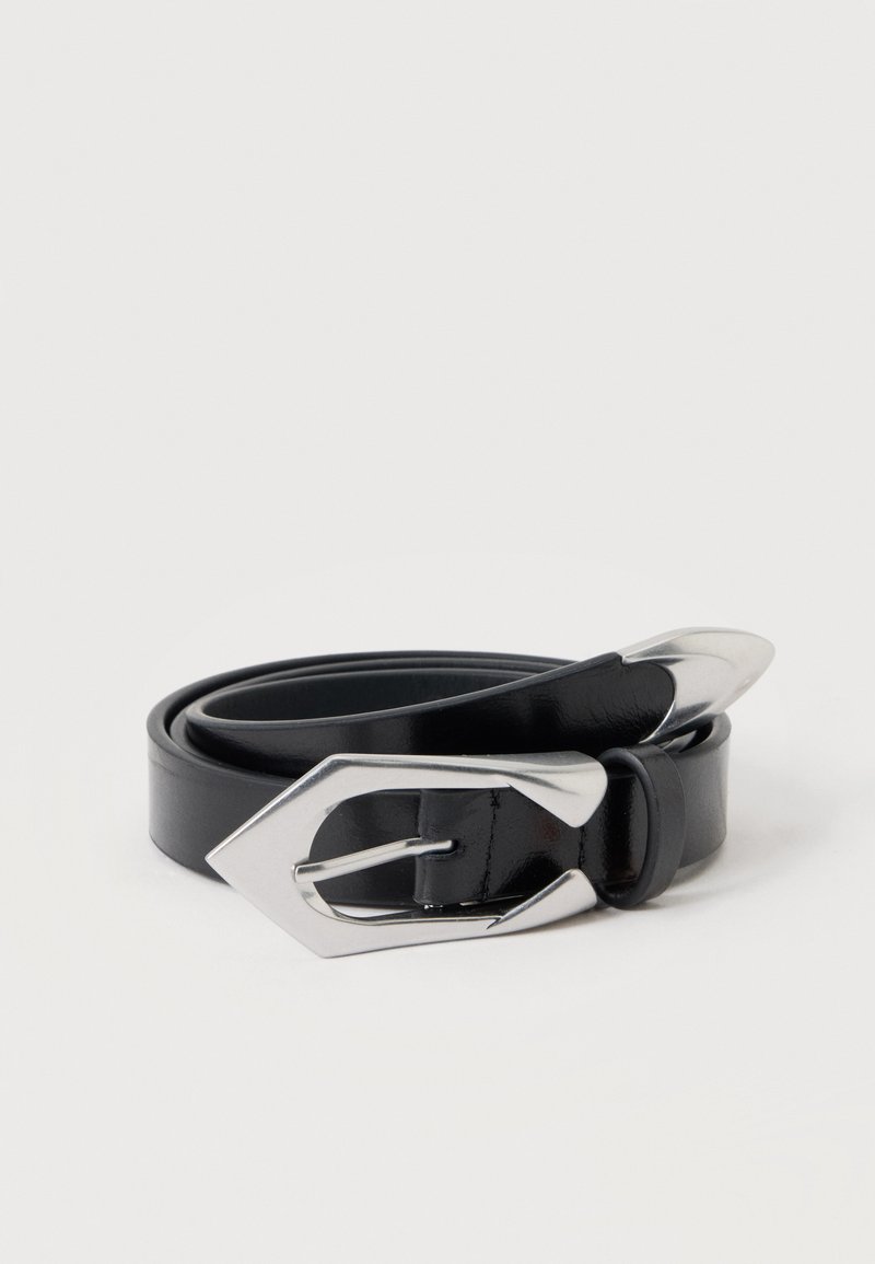 Ceinture en cuir noir avec une boucle argentée brillante et angulaire et une pointe argentée pointue, soigneusement enroulée sur un fond blanc uni.