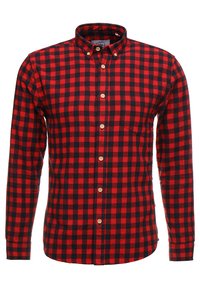 Camisa de franela a cuadros rojos y marinos, de manga larga, con cuello button-down, que presenta un bolsillo en el pecho y botones de madera. Textura suave.