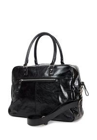 Sac en cuir noir avec des poignées supérieures, une bandoulière detachable et une poche zippée à l'avant. Présente une texture lisse et des éléments en métal argenté.