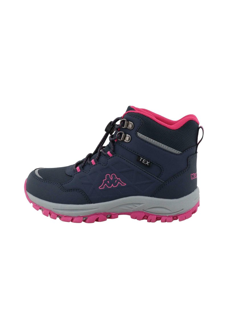 Botas de senderismo en color navy y rosa, con una parte superior texturizada, herrajes para el cordón, un cuello acolchado y una suela de goma rosa con patrones de agarre.