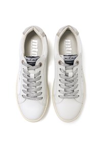 Zapatillas de cuero blancas con cordones plateados, puntera redondeada, plantilla acolchada y sutiles acentos grises en el talón. Logotipo de la marca en la lengüeta.