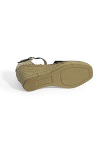 Sandalette à talon compensé en espadrille avec semelle en jute tissé, dessus noir, bride réglable et semelle en caoutchouc texturé. Design léger et durable.