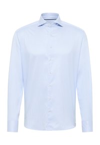 Camicia a maniche lunghe blu chiaro con un motivo a righe, colletto standard, chiusura con bottoni frontale e orlo arrotondato. Realizzata in tessuto liscio.