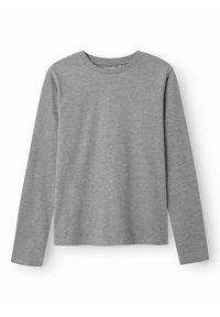 Pikad varrukad, ümmarguse kaelusega pikkade varrukatega särk helesinises, valmistatud pehmest puuvillast kangast. Omab siledat tekstuuri ja minimalistlikku disaini, ilma nähtavate mustriteta.