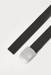 Čierny kožený opasok so striebornou kovovou obdĺžnikovou sponou s vyrazeným logom "CK". Opasok má rovnomerne rozmiestnené diery na prispôsobenie.