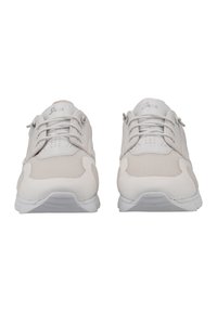 Helle Graue Sneakers mit Obermaterial aus Mesh und glattem Leder, runder Zehenform, Schnürdesign, gepolsterter Sohle und perforierten Details an den Seiten.