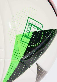 Biely futbalový balón s zeleným bodkovaným vzorom, obsahujúci grafiku štadióna a nápis "DUSSELDORF" v čiernej farbe, s hladkým povrchom a šitými panelmi.