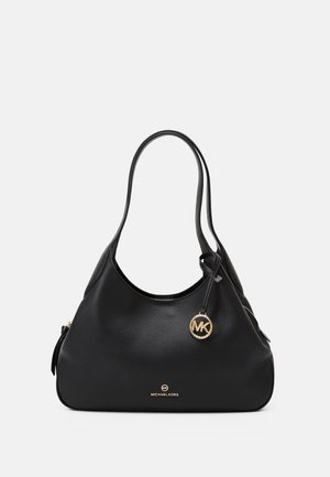 Schwarze Leder-Hobo-Handtasche mit strukturierter Oberfläche, einem goldfarbenen MK-Logoanhänger und einem Schulterriemen. Verfügt über einen Reißverschluss und ein Logodetail.