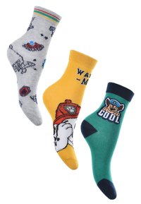 Drei Paar Socken: grau mit Mustern, gelb mit einem Comic-Charakter und grün mit blauen Akzenten. Auffällige Texturen und lebendige Farben.