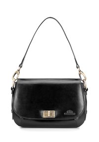 Bolsa de hombro de cuero negro con cierre de solapa, acentos de hardware en dorado, una textura suave y una correa desmontable. Presenta un emblema de logo.