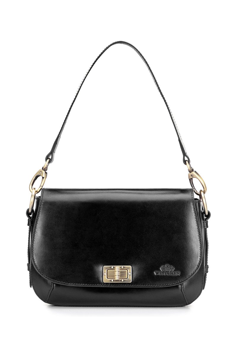 Bolsa de hombro de cuero negro con cierre de solapa, acentos de hardware en dorado, una textura suave y una correa desmontable. Presenta un emblema de logo.